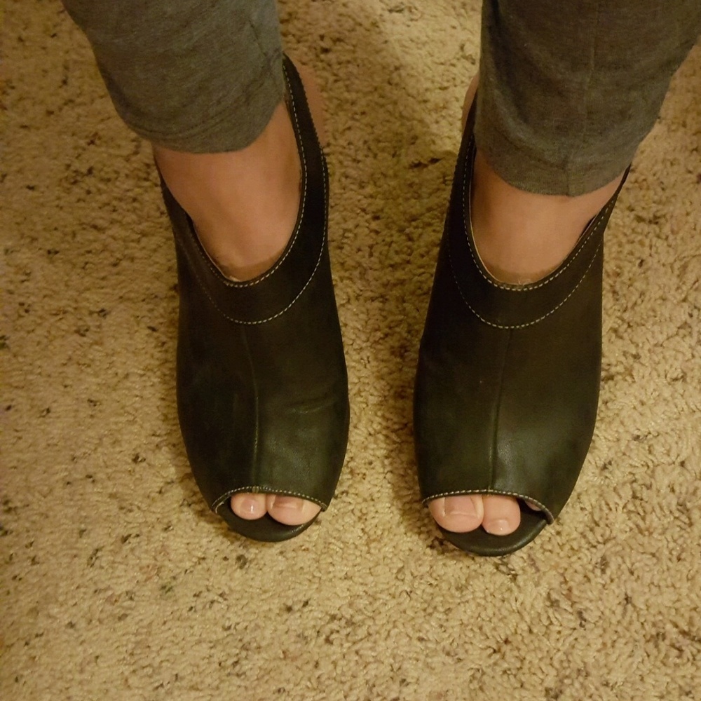 Black wedges